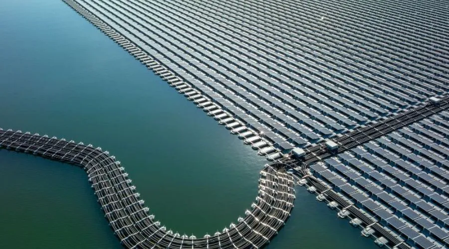 Os Avanços em Plantas de Energia Solar Flutuantes em 2025: Sustentabilidade e Eficiência